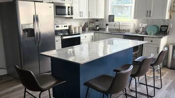 Geladeira, micro-ondas, fogão, cooktop