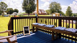 Une terrasse en bois avec des bancs et une pancarte sur laquelle on peut lire : « Le chemin du paradis ».