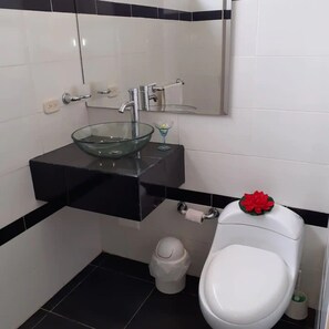 Basic House | Bathroom