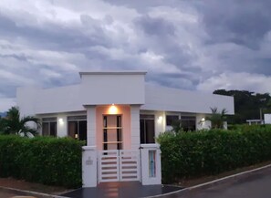 Vista frontal de la propiedad