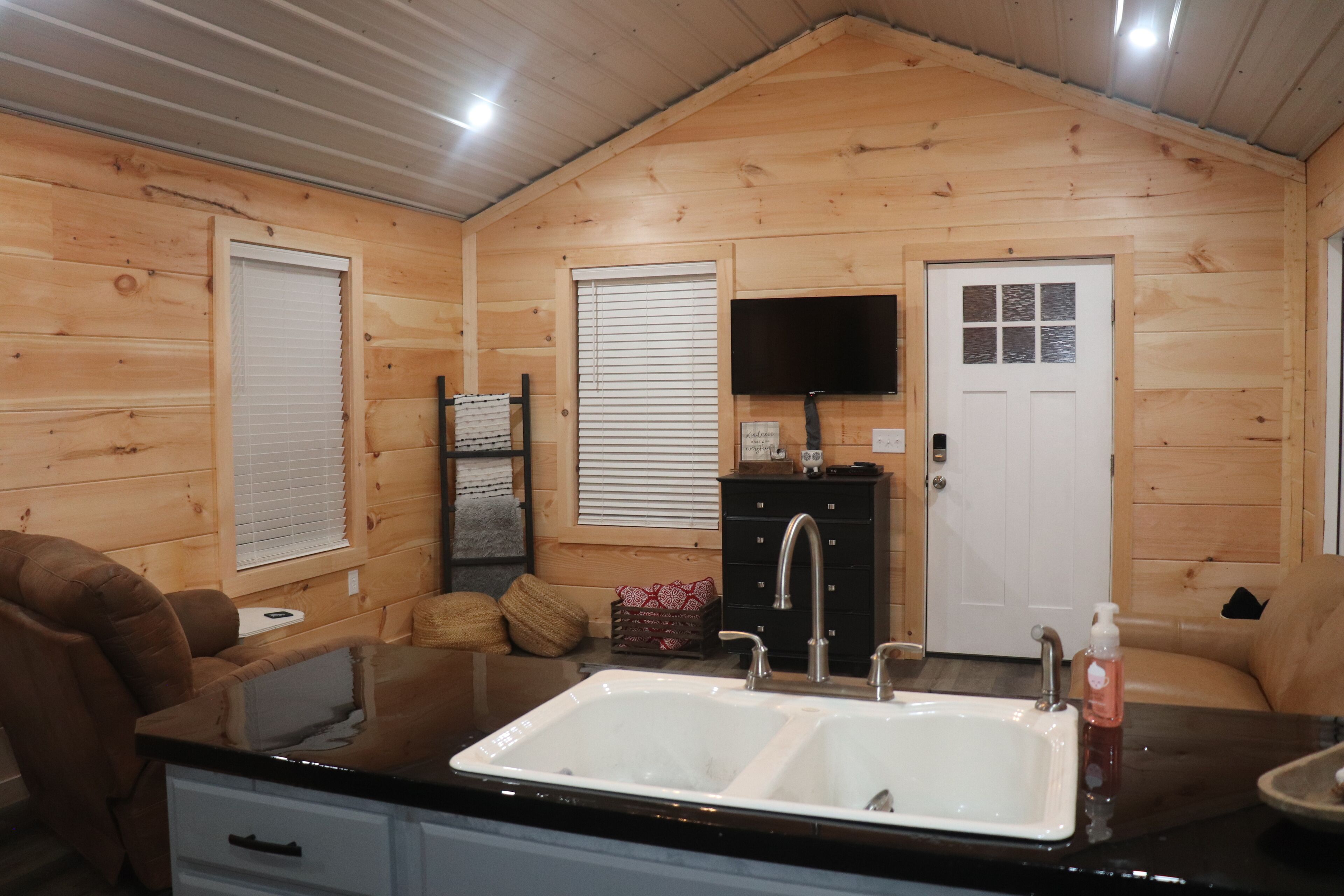 Minutes away from 3 boat ramps on beautiful Lake Guntersville