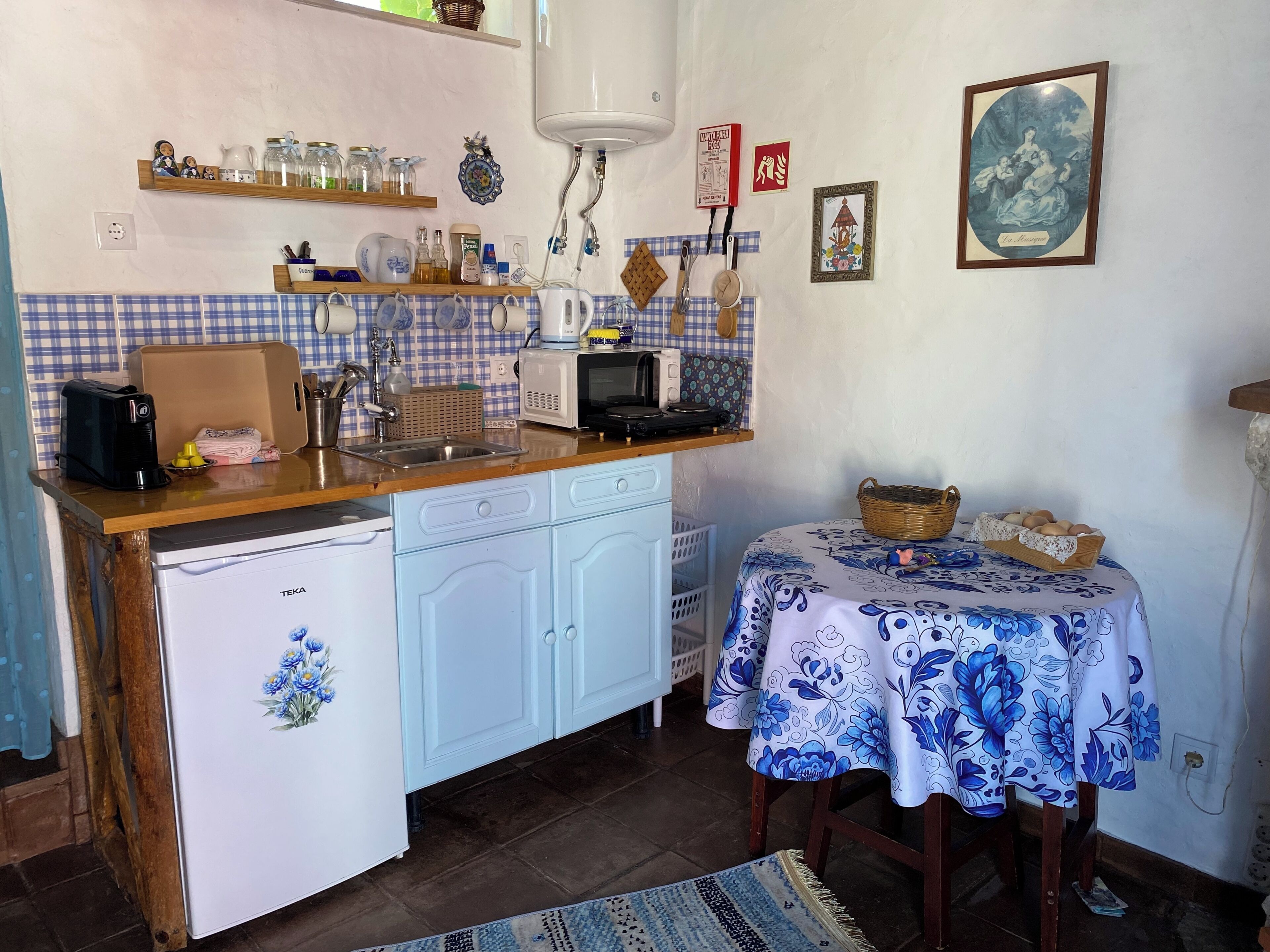 Køleskab, mikrobølgeovn, kogeplade, kaffe-/temaskine
