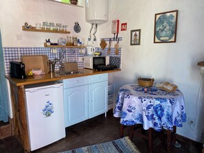 Refrigerador, microondas, parrilla de estufa y cafetera y tetera 