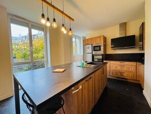 Geladeira, micro-ondas, fogão, lava-louças