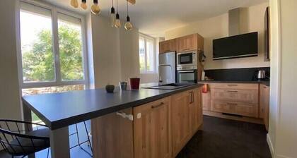 Nice 230m² With Garden Near Port Of Caen