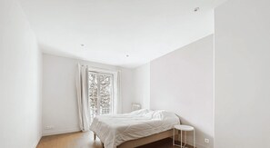 5 bedrooms, iron/ironing board, WiFi, bed sheets