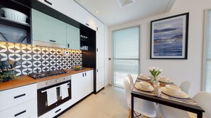 Appartement Luxe | Cuisine privée | Réfrigérateur, micro-ondes, four, plaque de cuisson