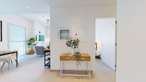 Appartement Luxe | Coin séjour | TV connectée de 53 pouces avec chaînes thématiques, télévision, Netflix