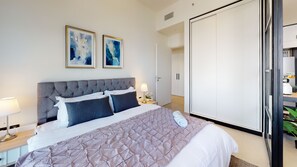 2 bedrooms, Egyptian cotton sheets, premium bedding, iron/ironing board - SuperHost - High-End apartment With Burj Khalifa Glimpse (Dubai)