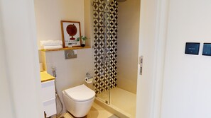 Luxury Apartment | Bathroom | Shower, free toiletries, hair dryer, towels - SuperHost - High-End apartment With Burj Khalifa Glimpse (Dubai)