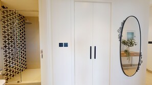 Luxury-Apartment | Badezimmer | Dusche, kostenlose Toilettenartikel, Haartrockner, Handtücher