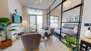 Appartement Luxe | Coin séjour | TV connectée de 53 pouces avec chaînes thématiques, télévision, Netflix