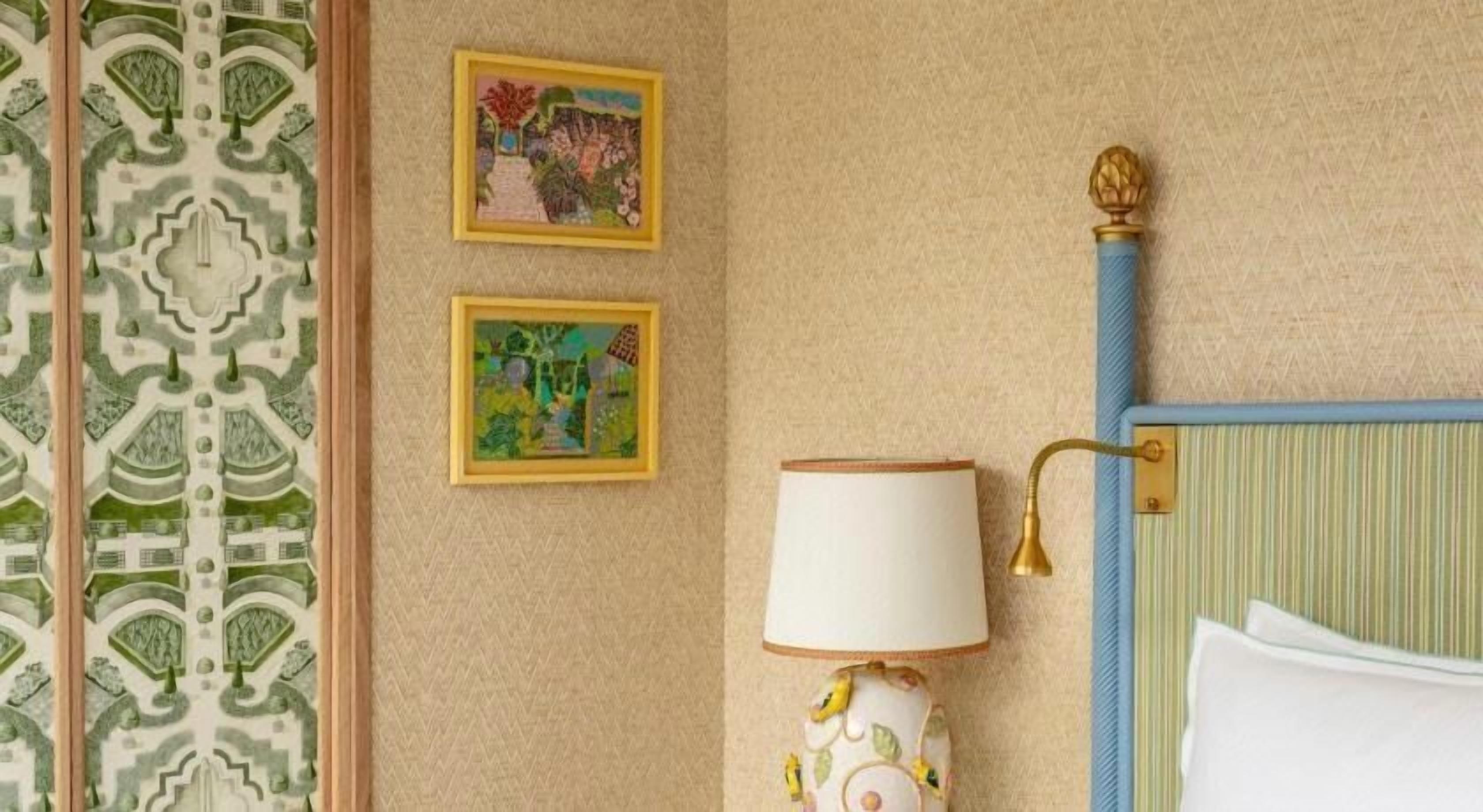 高級寝具、羽毛の掛け布団、ピロートップベッド、ミニバー