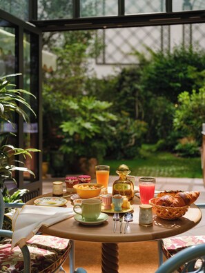 Desayuno buffet diario (EUR 35 por persona)