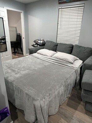 1 bedroom, desk, WiFi, bed sheets - Timy Home near Wolf Creek Marina & multiple boat ramps with a full kitchen (Nancy)