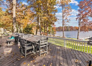 Outdoor dining - Lakefront Retreat in a Serene Country Setting (Pullman)
