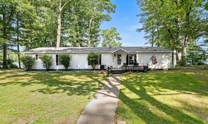 Exterior - Lakefront Retreat in a Serene Country Setting (Pullman)