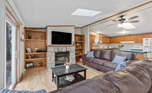 Fernseher, Kamin, DVD-Player, Bücher