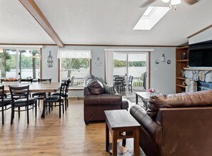 Fernseher, Kamin, DVD-Player, Stereoanlage