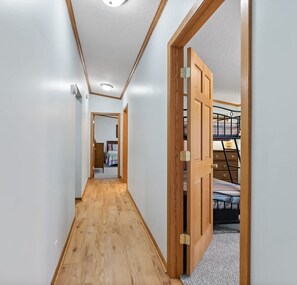 4 habitaciones, tabla de planchar con plancha, cuna de viaje y wifi 