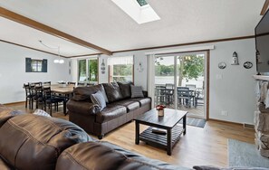 Fernseher, Kamin, DVD-Player, Bücher