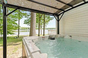 Outdoor spa tub - Lakefront Retreat in a Serene Country Setting (Pullman)
