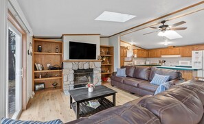 Televisión, chimenea, reproductor de DVD y libros 