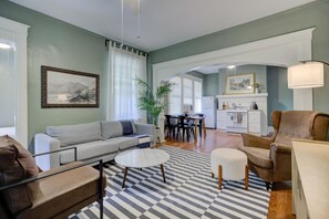 Smart TV - Modern and Stately Upper 2-bed in Historic Midtown (Memphis)
