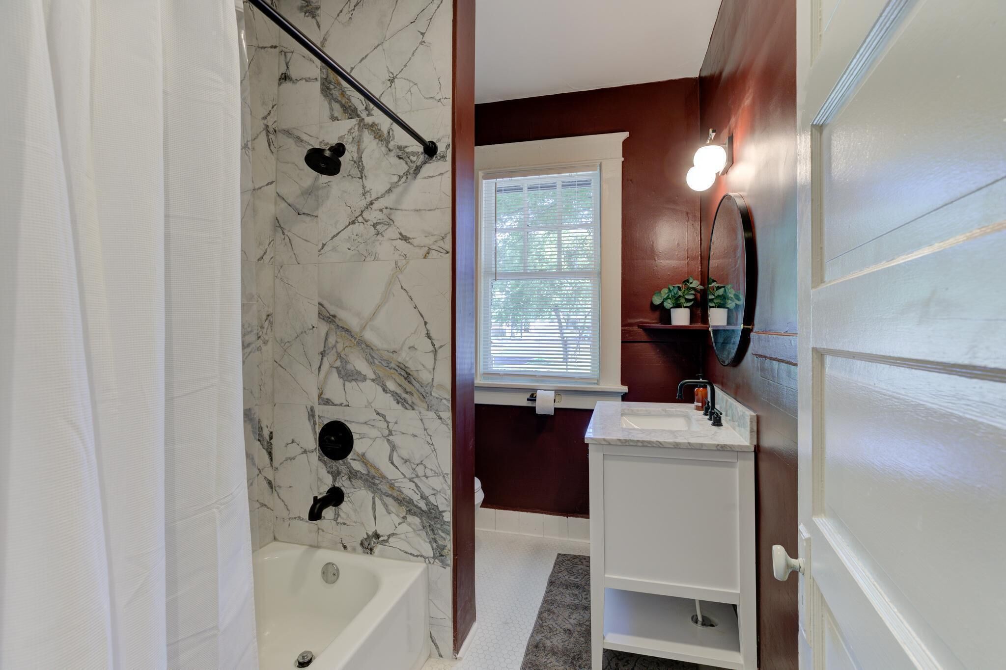 Modern and Stately Upper 2-bed in Historic Midtown