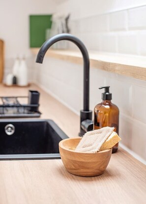 Fridge, microwave, coffee/tea maker, electric kettle - Stylish studio apartment in Frome 12’ Longleat (Frome)