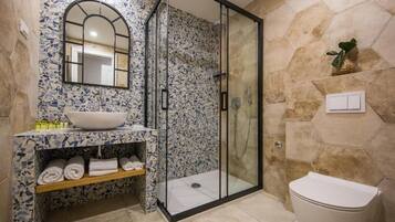 淋浴設備、淋浴花灑、免費盥洗用品、吹風機