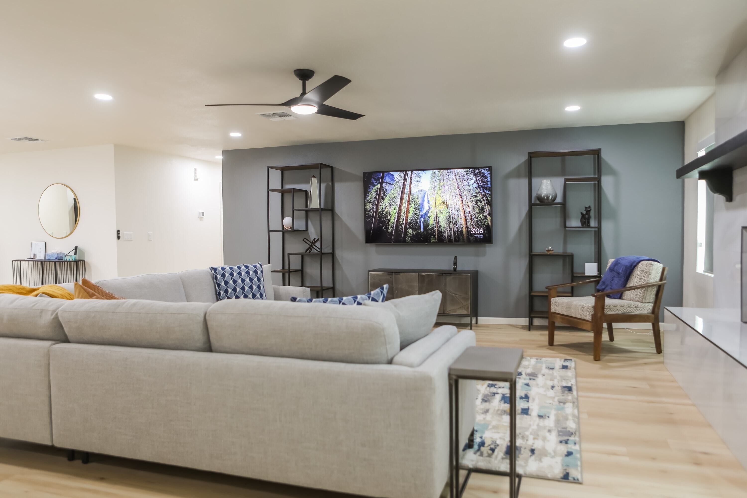 Cozy house w/ putting green, mtn. views, BBQ