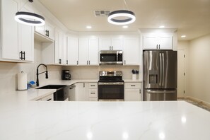 Refrigerador, microondas, horno y parrilla de estufa 