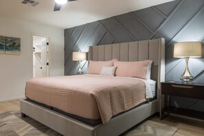 3 habitaciones, escritorio y tabla de planchar con plancha 