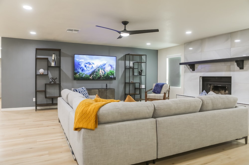 Cozy house w/ putting green, mtn. views, BBQ