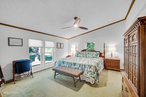 3 bedrooms, free WiFi, bed sheets - Lake Front Home with Plenty of Space inside and outside. 100 Ft of Lake Frontage (Bangor)