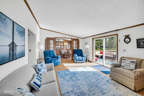 Smart TV, fireplace, DVD player, books - Lake Front Home with Plenty of Space inside and outside. 100 Ft of Lake Frontage (Bangor)