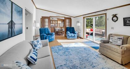 Lake Front Home with Plenty of Space inside and outside. 100 Ft of Lake Frontage