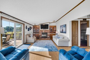 Smart TV, fireplace, DVD player, books - Lake Front Home with Plenty of Space inside and outside. 100 Ft of Lake Frontage (Bangor)