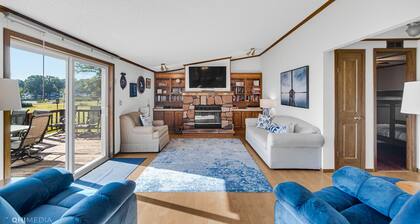 Lake Front Home with Plenty of Space inside and outside. 100 Ft of Lake Frontage