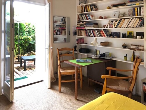 La Bohème Comfortable 10 minutes from the beach/sea view.