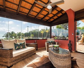 Smart-TV, Tischfußball, Bücher, Stereoanlage