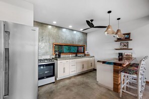 Fridge, microwave, oven, stovetop - Casa Indy 3bdrm Home w Pool in Town Centre (Tamarindo)