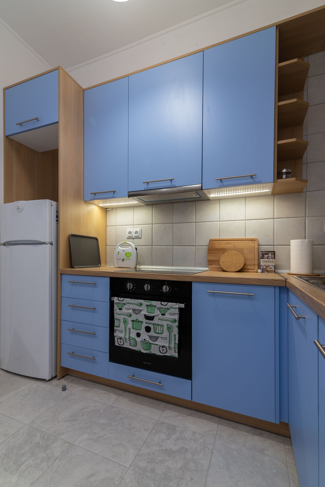 Kühlschrank, Ofen, Wasserkocher mit Kaffee-/Teezubehör, Wasserkocher