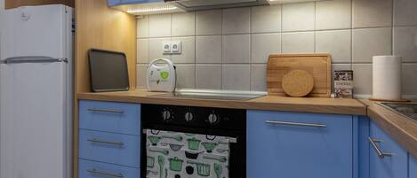 Réfrigérateur, four, cafetière/bouilloire, bouilloire électrique