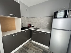 Réfrigérateur, micro-ondes, cafetière/bouilloire, bouilloire électrique