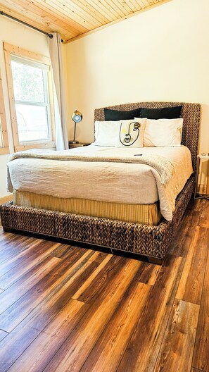 2 bedrooms, free WiFi, bed sheets - 2BR/2BA, Clean, Comfy & Steps from Dining & Sound w/ Tesla charging station (Emerald Isle)