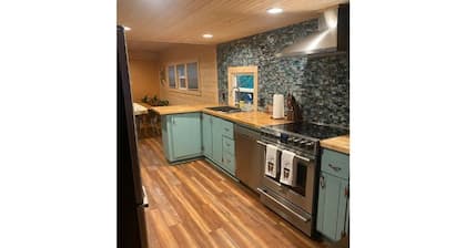 2BR/2BA, Clean, Comfy & Steps from Dining & Sound w/ Tesla charging station