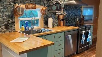 Coffee/tea maker, fridge, microwave, oven