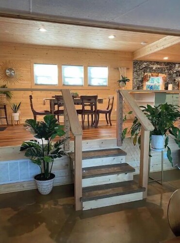 2BR/2BA, Clean, Comfy & Steps from Dining & Sound w/ Tesla charging station 